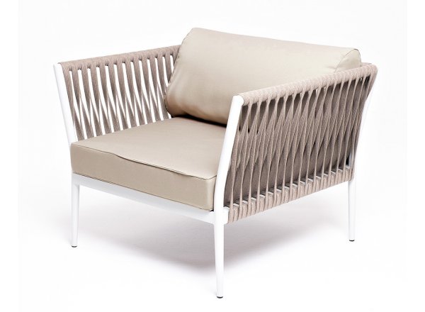 Кресло Касабланка плетеное из роупа, каркас алюминий светло-серый (RAL7035) муар, роуп серо-коричневый 23мм, ткань бежевая 15052